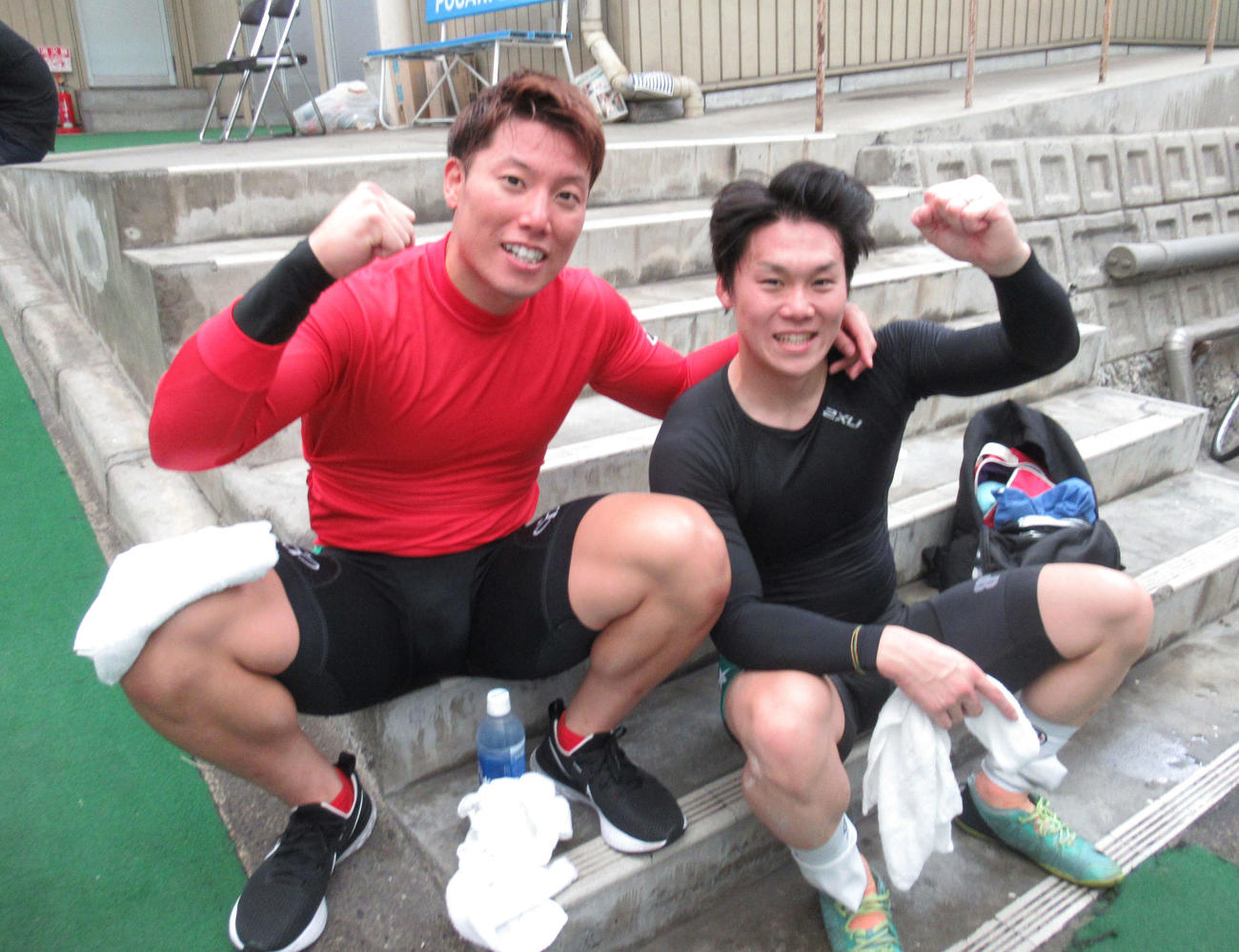 A級特選でワンツーを決めた久樹克門（左）と表原周が歓喜のガッツポーズ（撮影・山田敏明）