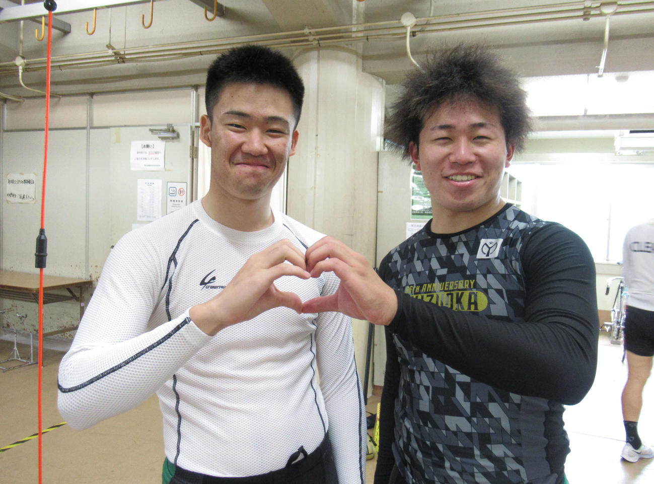 115期の小畑勝広（左）と幸田望夢がハートマークを作って結束力を強調！？