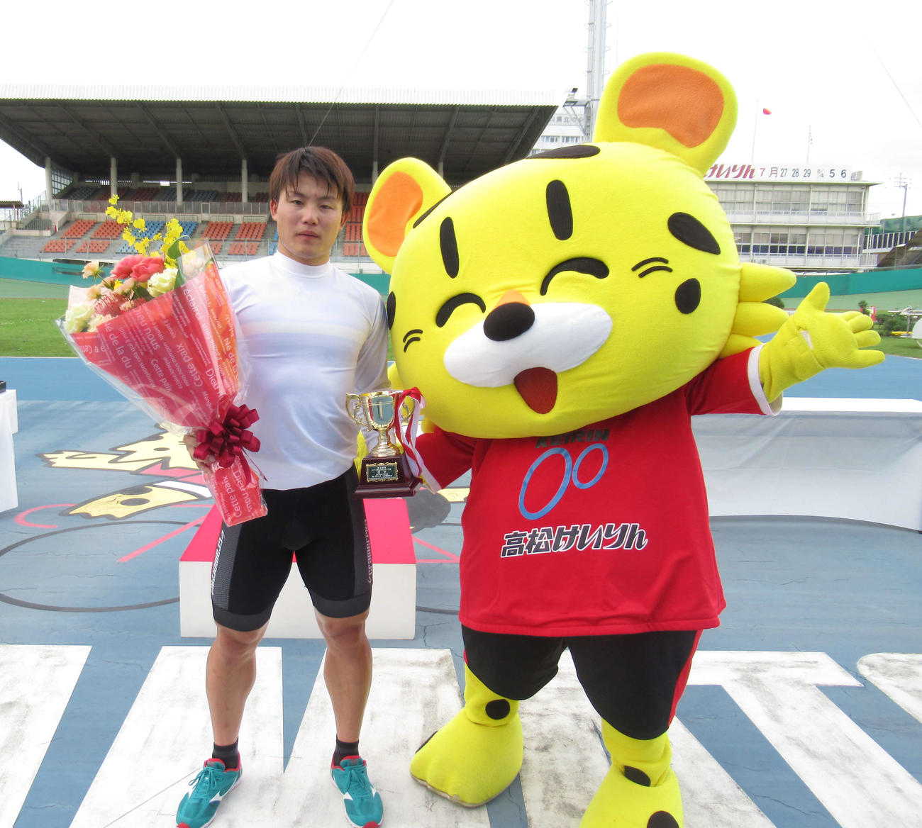 取鳥雄吾が逃げ切って今年3度目の優勝。マスコットのチータカちゃんも祝福！