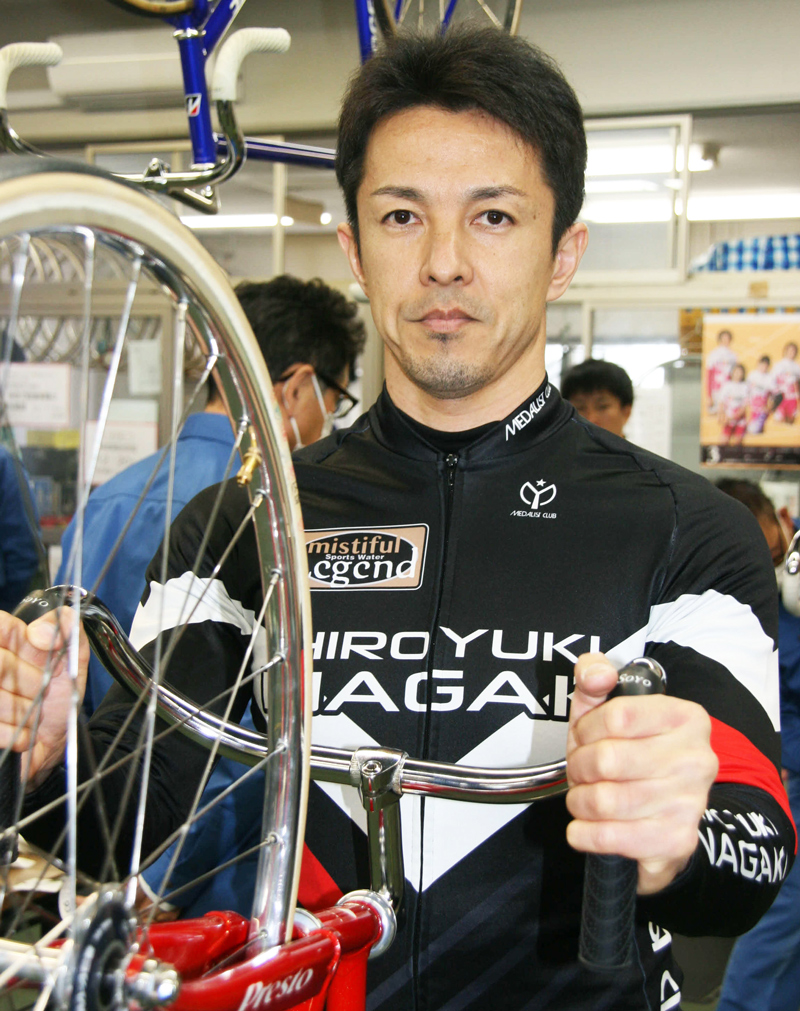 稲垣裕之が果敢な攻めで佐々木豪に迫る