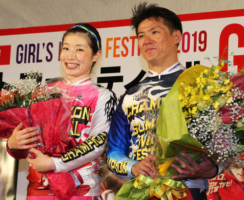 サマーナイトフェスティバル優勝の村上博幸（右）はガールズケイリンフェスティバル優勝の石井貴子と表彰式で喜色満面