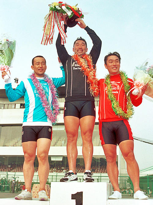 1992年・高松宮杯の表彰台で優勝カップを掲げる滝沢正光（中央）、決勝2着で引退となった中野浩一（右）、同3着の井上茂徳