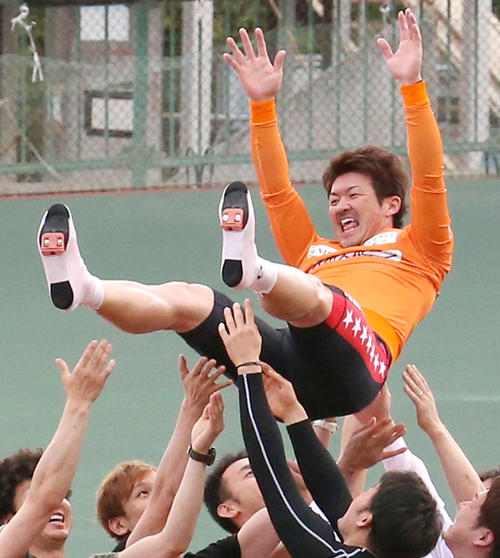 第70回・高松宮記念杯を制し、選手仲間から胴上げされて喜色満面の中川誠一郎