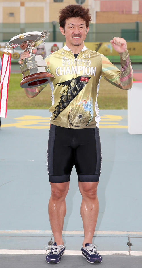 表彰式で優勝カップを手にポーズを取る中川誠一郎