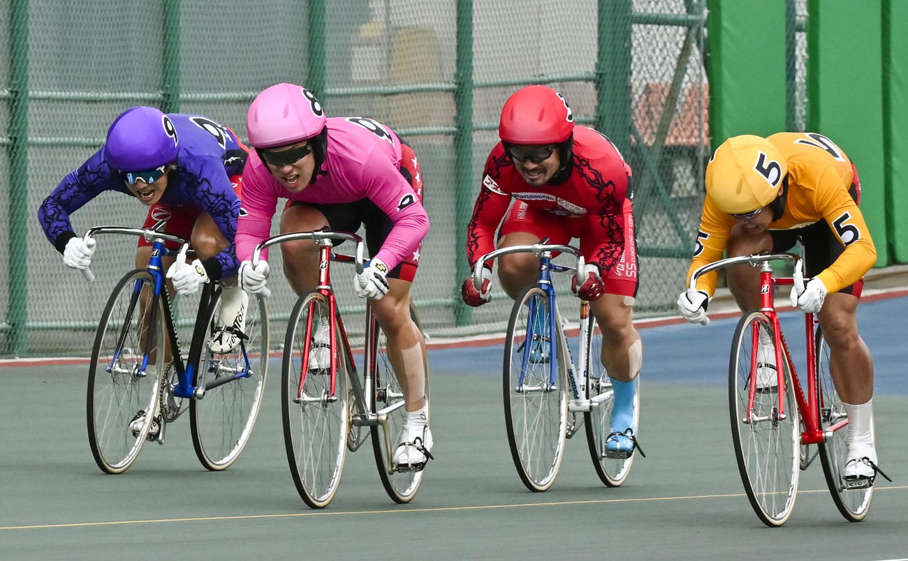 ゴールへ向かう1着の宿口陽一（8）、2着の吉田拓矢（5）、3着の守沢太志（9）