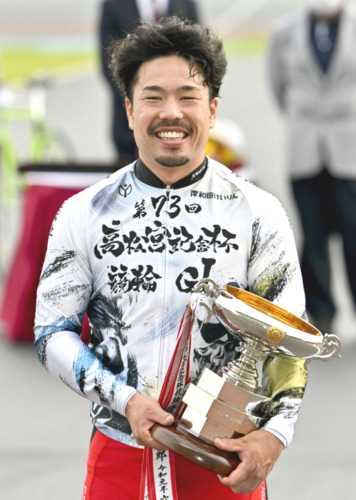 高松宮記念杯を制し、優勝カップを手に笑顔の古性優作
