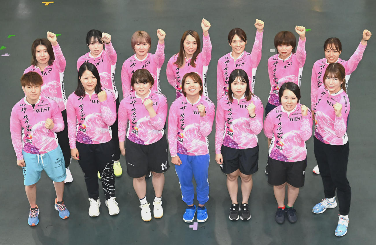 パールカップに出場する西日本のガールズレーサー（前列左から柳原真緒、小林優香、尾方真生、野口諭実可、杉浦菜留、太田美穂、日野未来、後列左から山原さくら、児玉碧衣、坂口楓華、吉川美穂、林真奈美、那須萌美、当銘直美）（2023年6月12日撮影）
