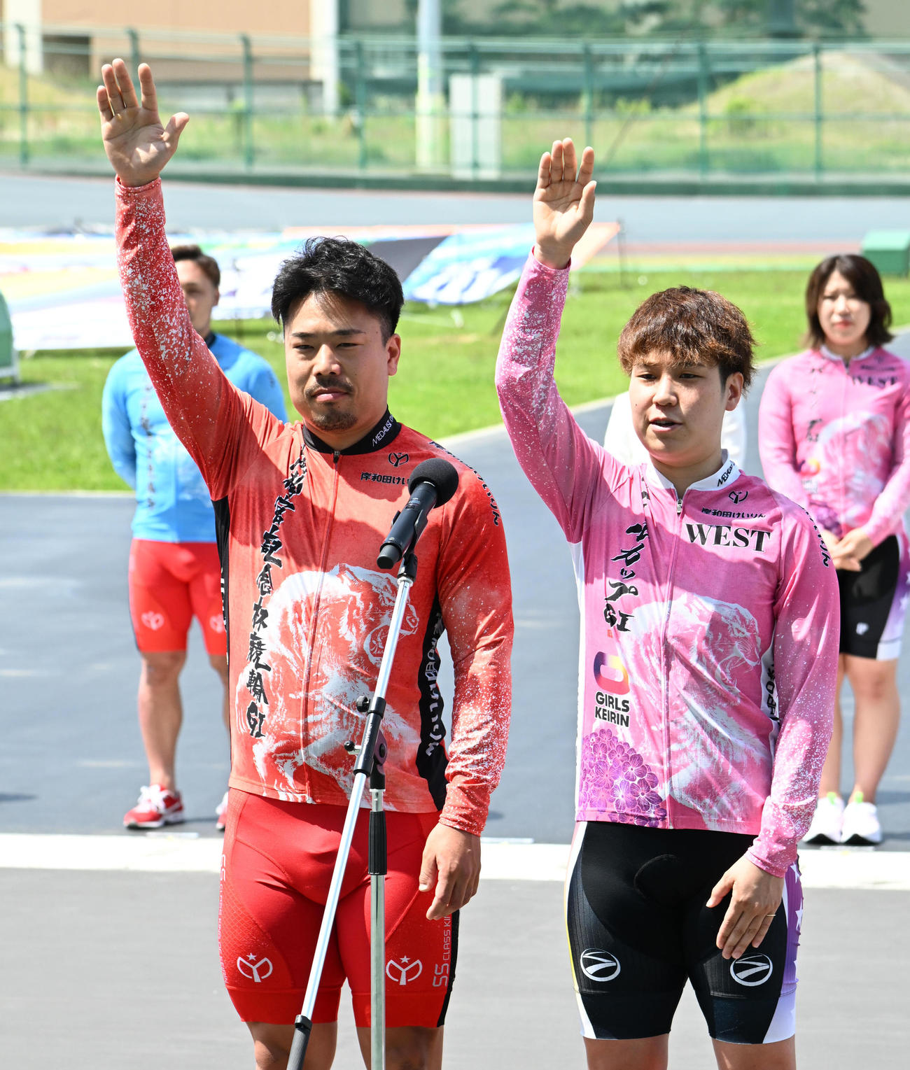 開会式で選手宣誓をする古性優作（左）、柳原真緒（撮影・石井愛子）