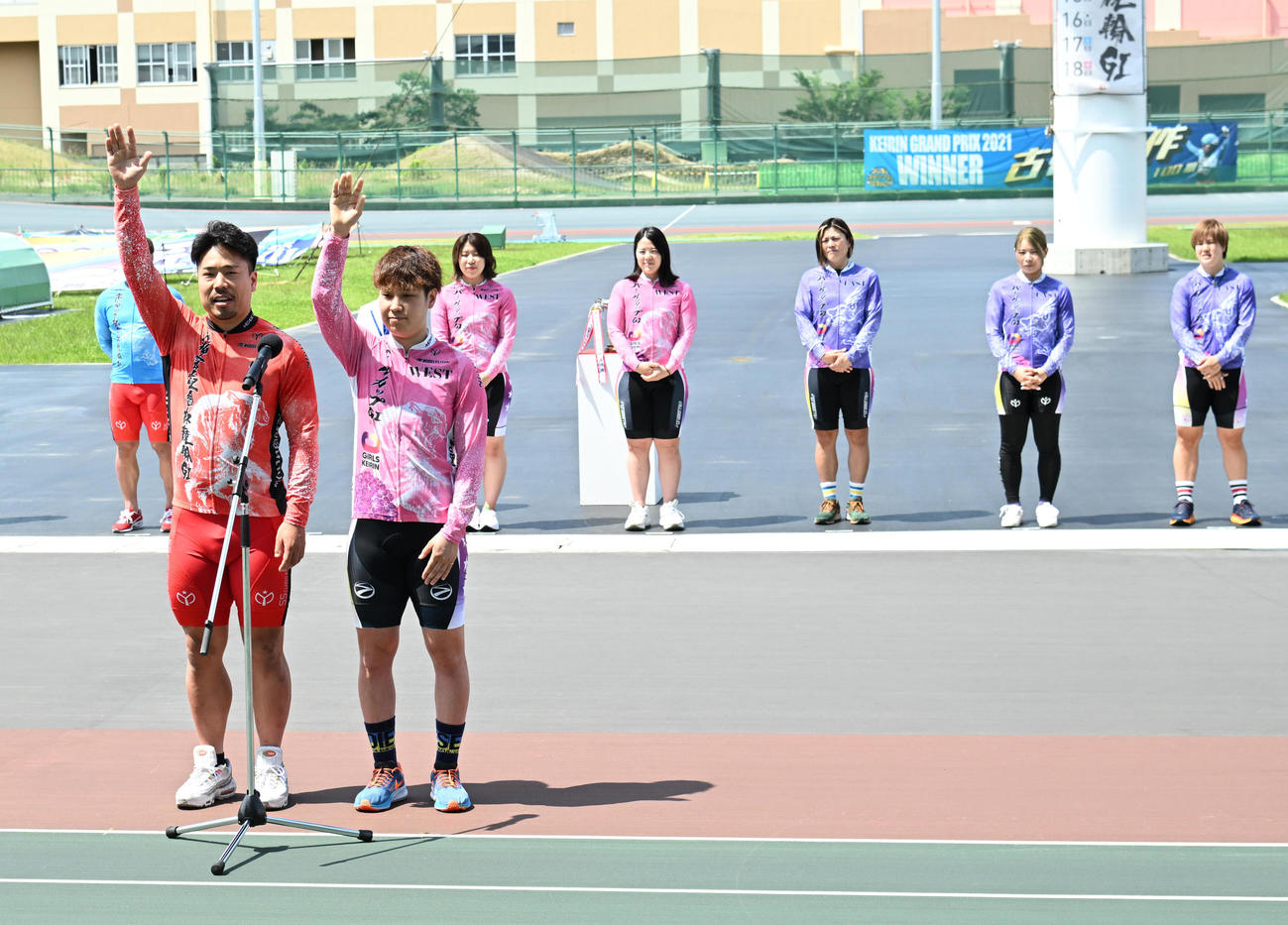 開会式で選手宣誓をする古性優作（左）、柳原真緒（左から2人目）（撮影・石井愛子）