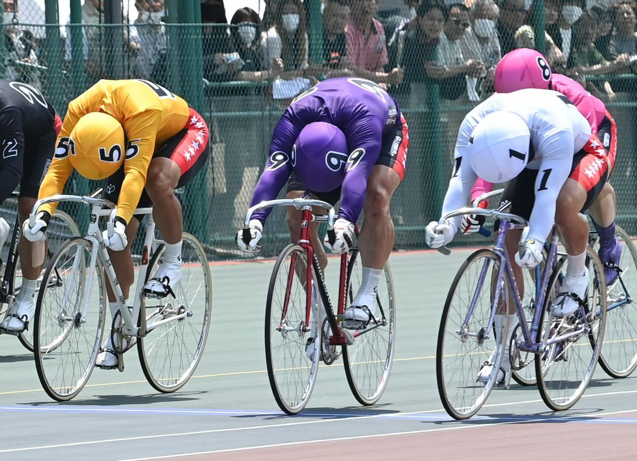 高松宮記念杯1Rでゴールする（右から）1着・犬伏湧也、2着・小倉竜二、3着・桑原大志（撮影・石井愛子）