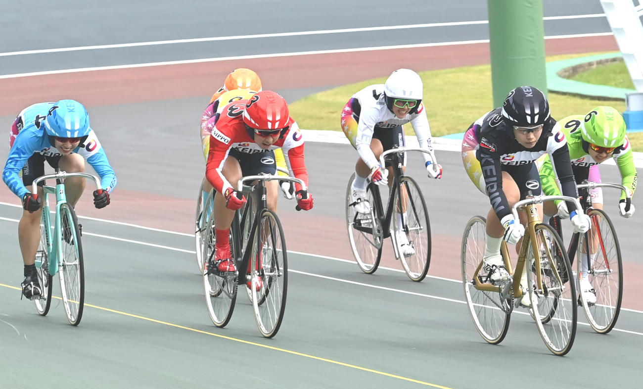 ガールズ東日本予選10Rで1着の鈴木美教（右から2人目）、2着の尾崎睦（左から2人目）、3着の岡本二菜（右）
