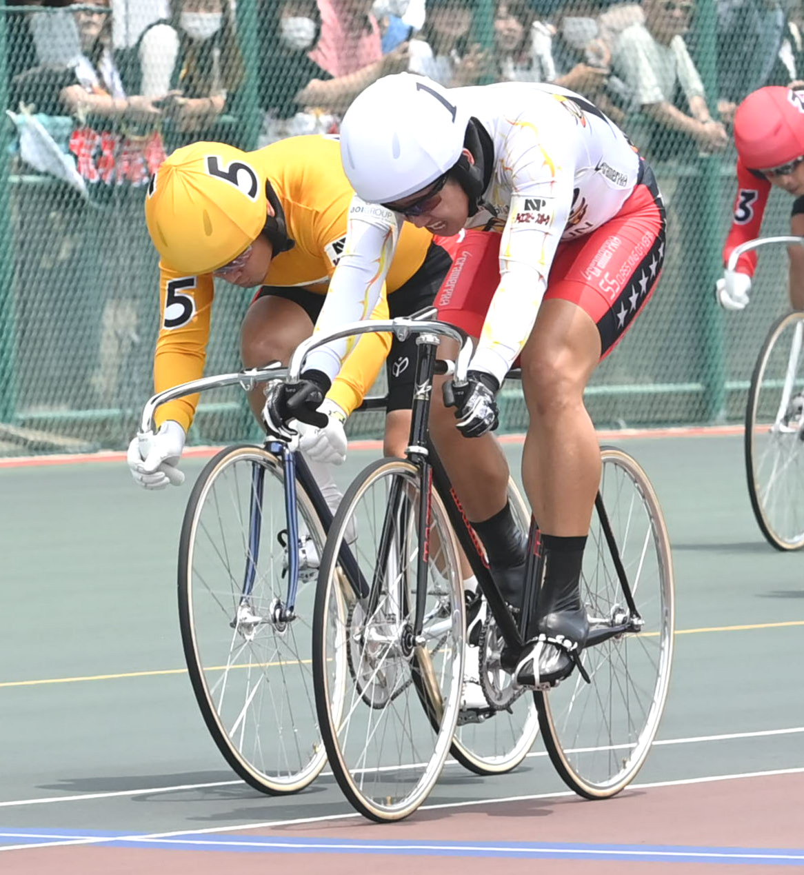 5Rを驚異の上がり10秒6で快勝した脇本雄太（右）と2着の稲川翔