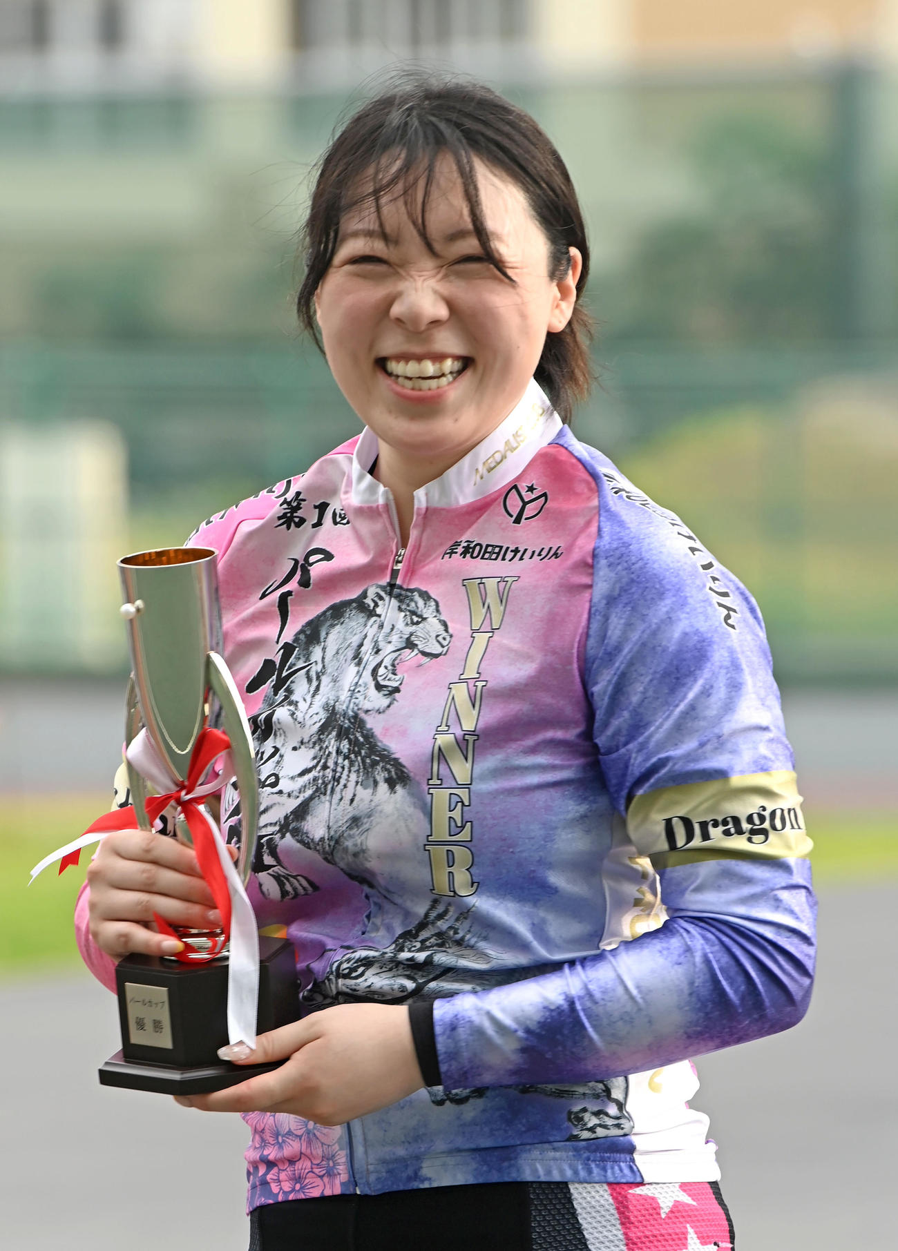 パールカップを手に笑顔を見せる児玉碧衣（撮影・石井愛子）