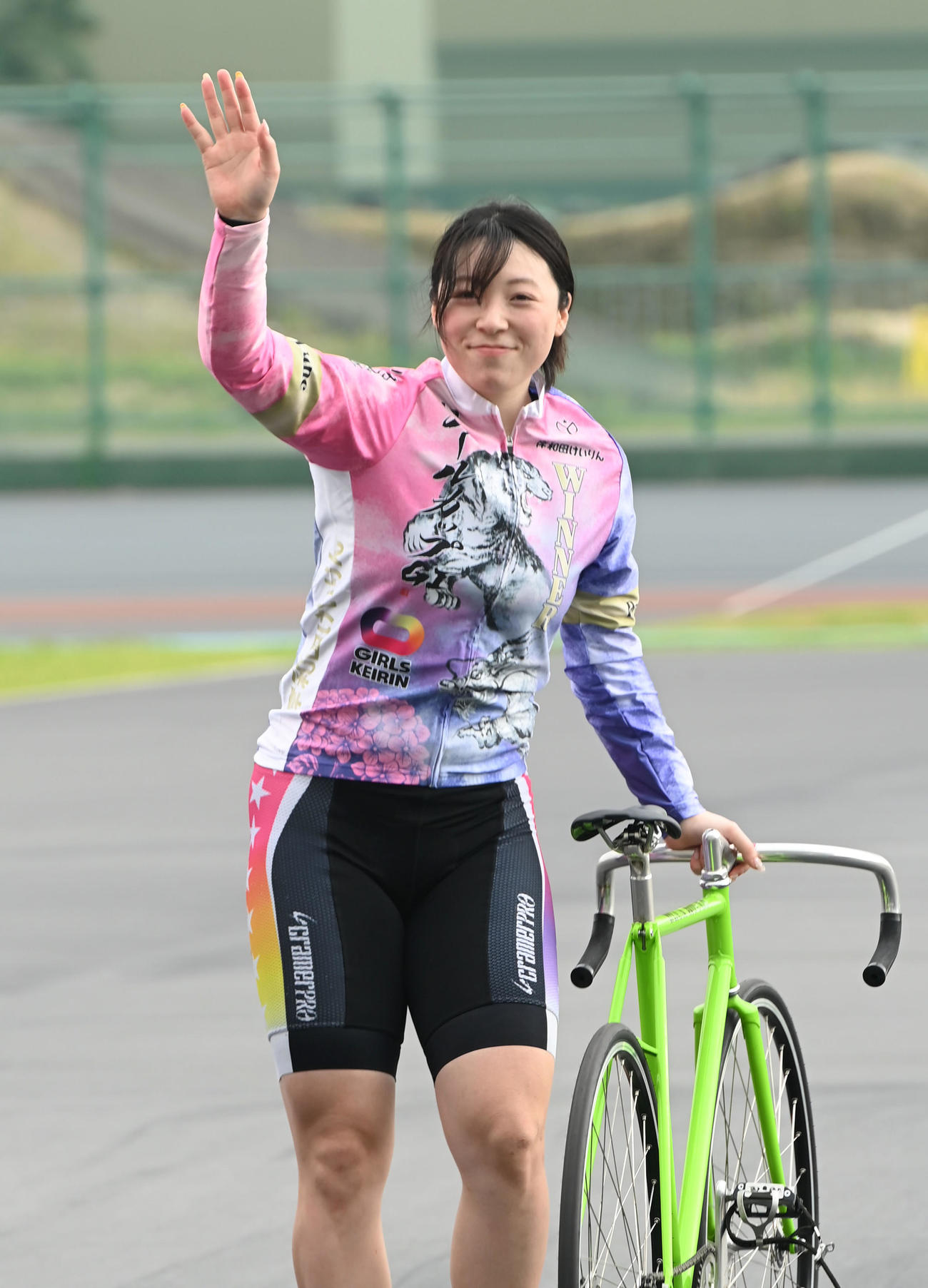 ファンに手を振る児玉碧衣（撮影・石井愛子）
