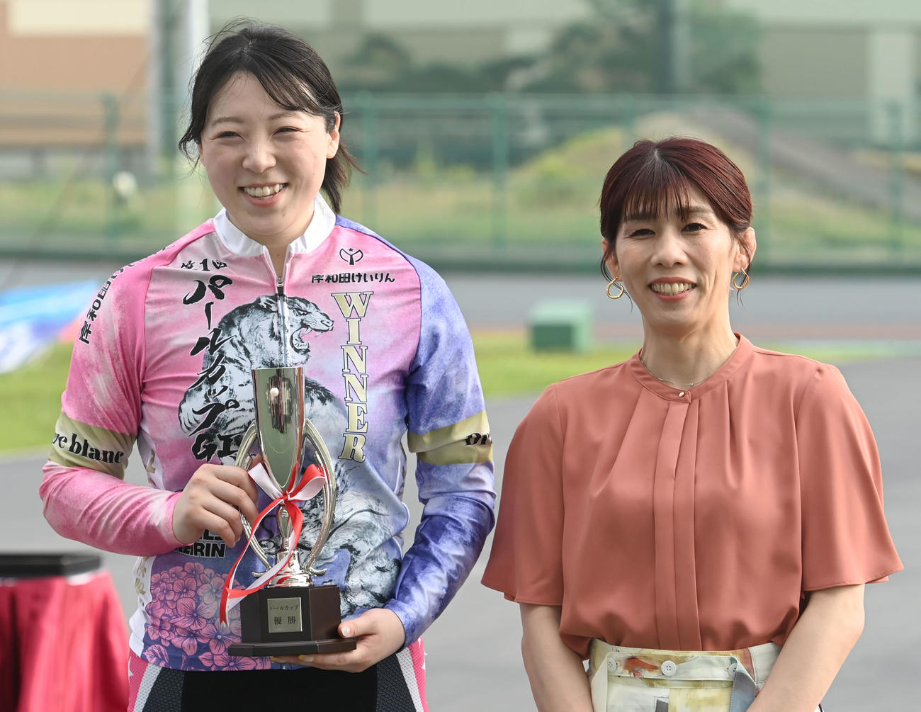 パールカップを手に児玉碧衣は吉田沙保里さん（右）と記念撮影（撮影・石井愛子）
