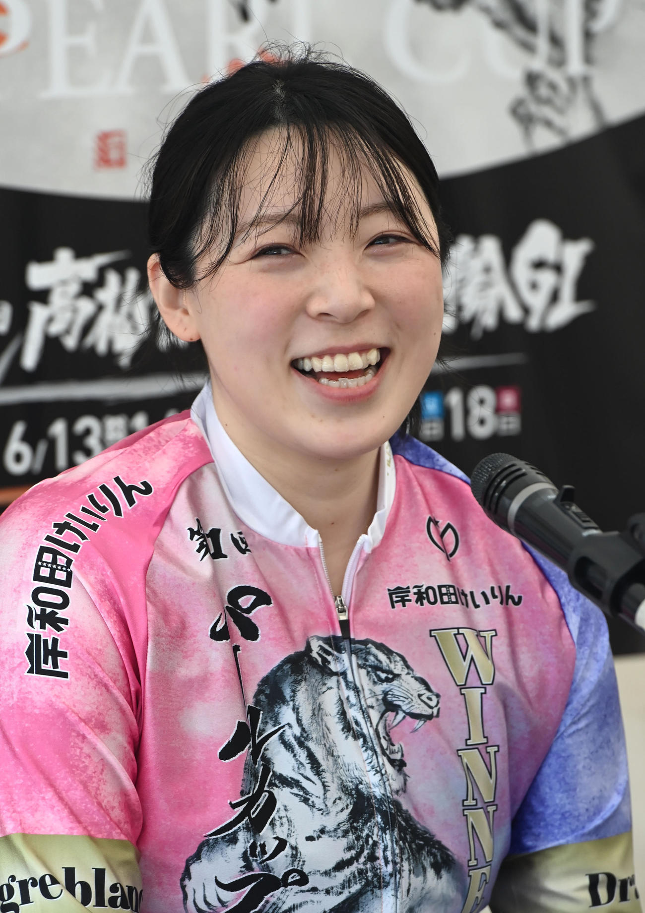 報道陣の質問に笑顔で答える児玉碧衣（撮影・石井愛子）