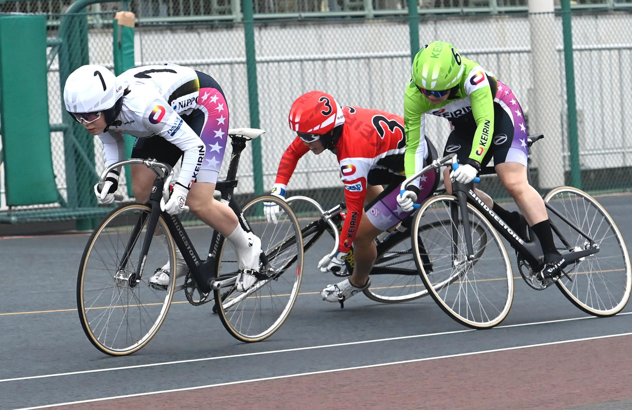 パールカップ決勝の3周目で落車する小林莉子（中央）と、児玉碧衣（左）、坂口楓花（右）（撮影・石井愛子）