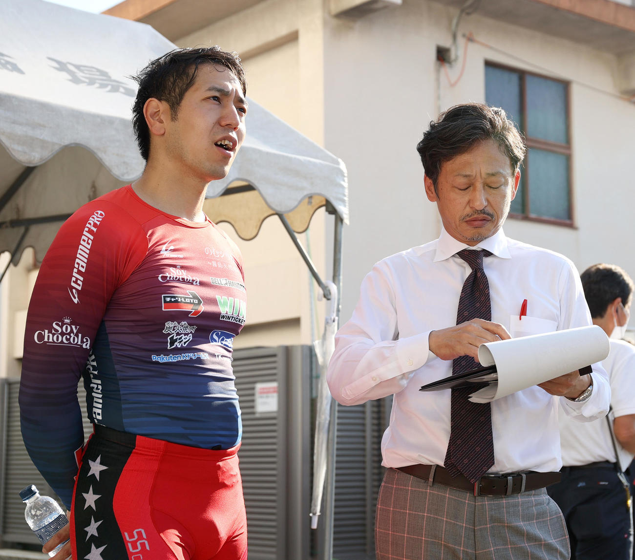 決勝進出を決めた松浦悠士。右は日刊スポーツ評論家山口幸二氏