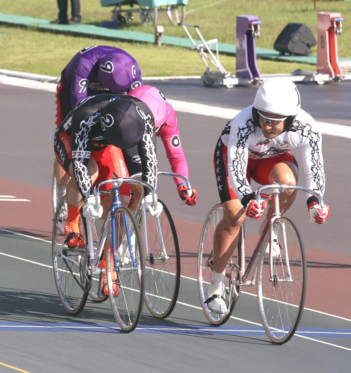東日本準決のゴールを駆け抜ける、1着・郡司浩平（右）、2着・佐藤慎太郎（左手前）