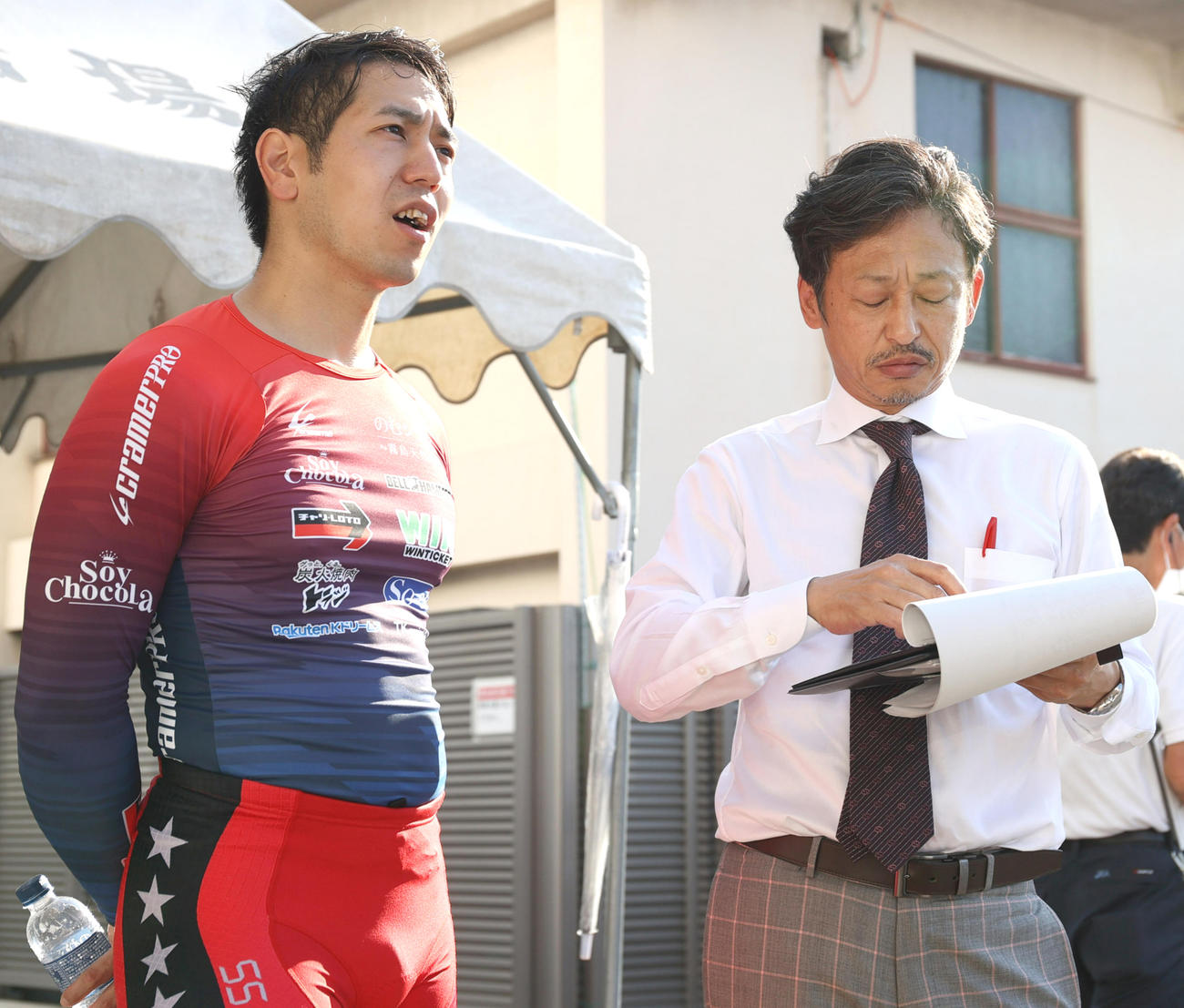 決勝進出の松浦悠士（左）を取材するヤマコウこと山口幸二氏
