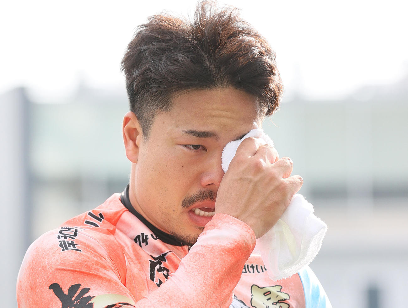 高松宮記念杯を制した古性優作は涙を流しながらインタビューに答える（撮影・上山淳一）