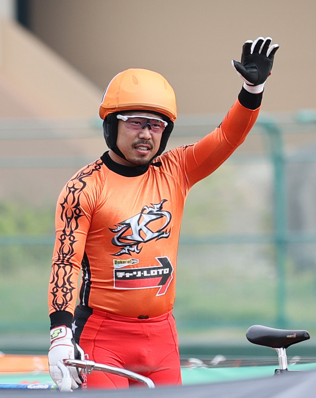 高松宮記念杯を制した古性優作はファンの声援に応える（撮影・上山淳一）
