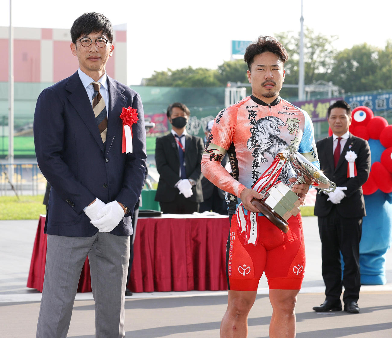 高松宮記念杯を制した古性優作（右）はプレゼンターの阪神前監督矢野燿大氏と記念撮影する（撮影・上山淳一）
