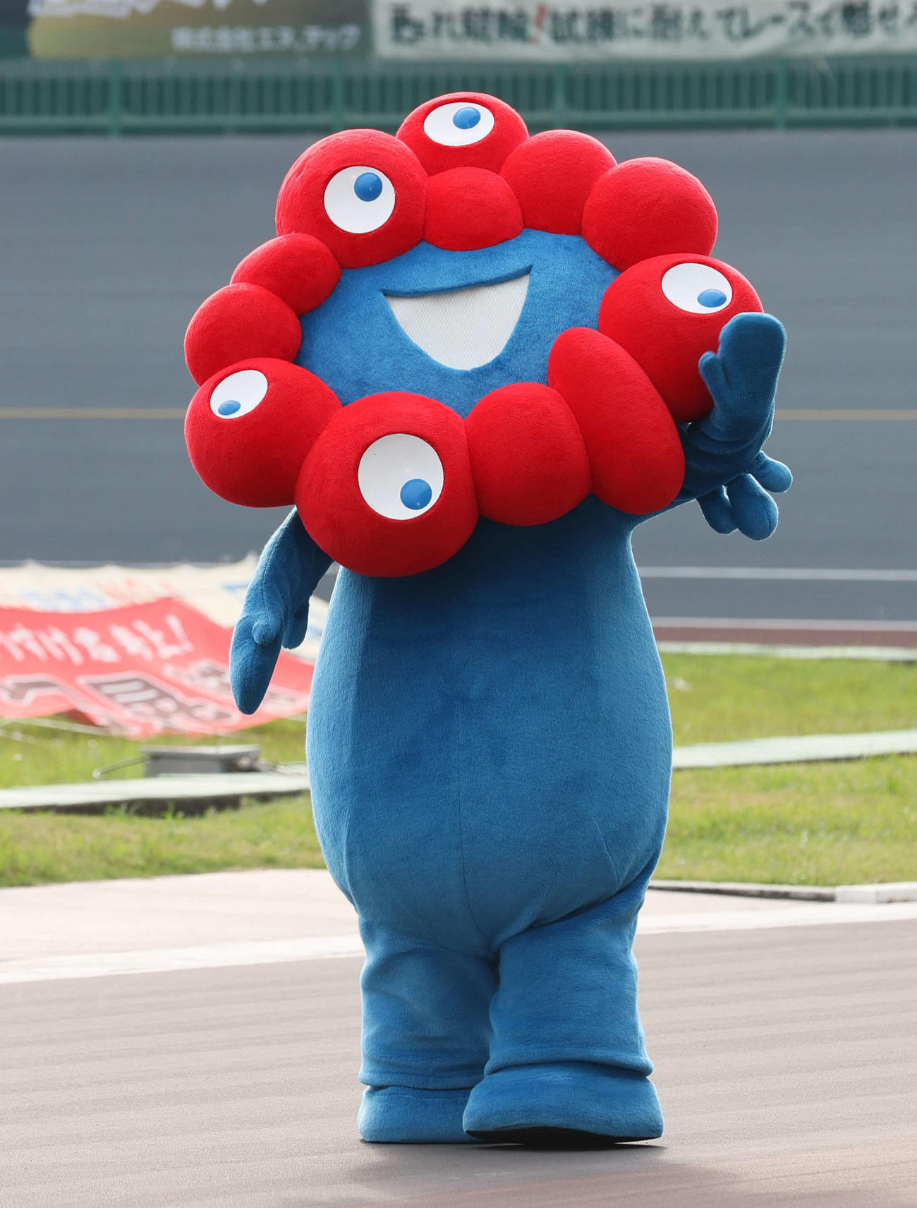 高松宮記念杯に現れた大阪・関西万博公式キャラクターのミャクミャク（撮影・上山淳一）