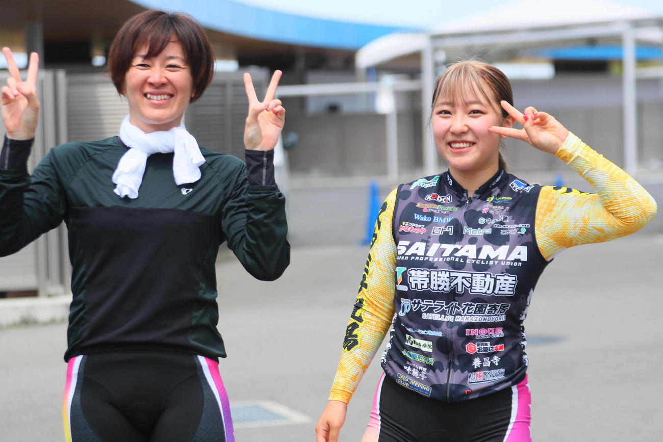 5Rを制した飯田風音（左）と3着の山口真未（撮影・宮崎幸一）