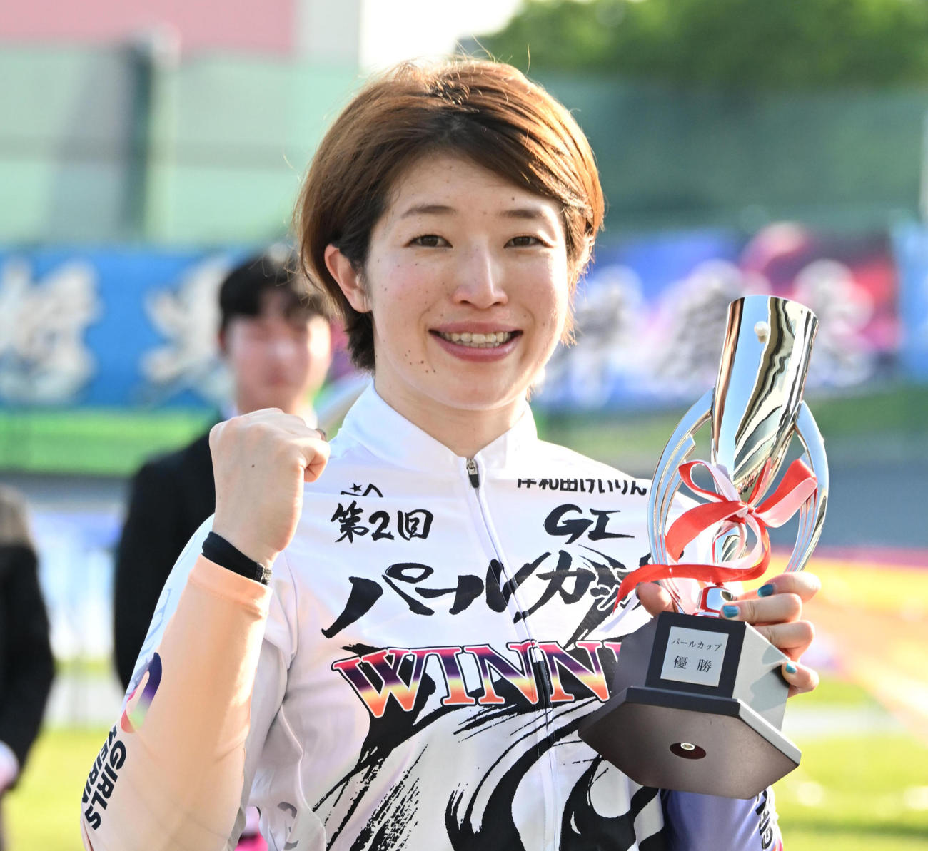 パールカップを手に笑顔を見せる石井貴子（撮影・石井愛子）