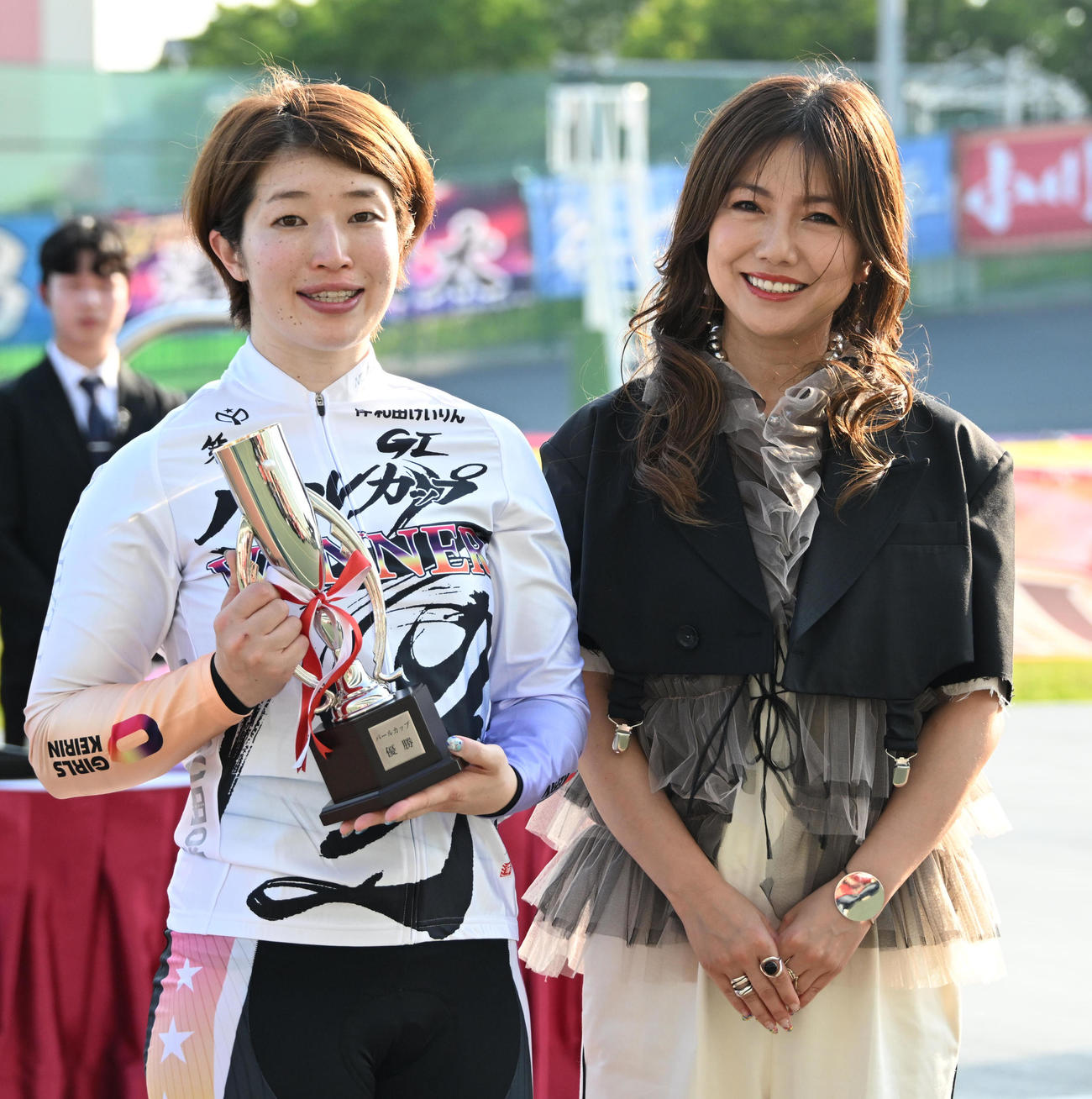 プレゼンターの島谷ひとみ（右）と記念撮影をする石井貴子（撮影・石井愛子）