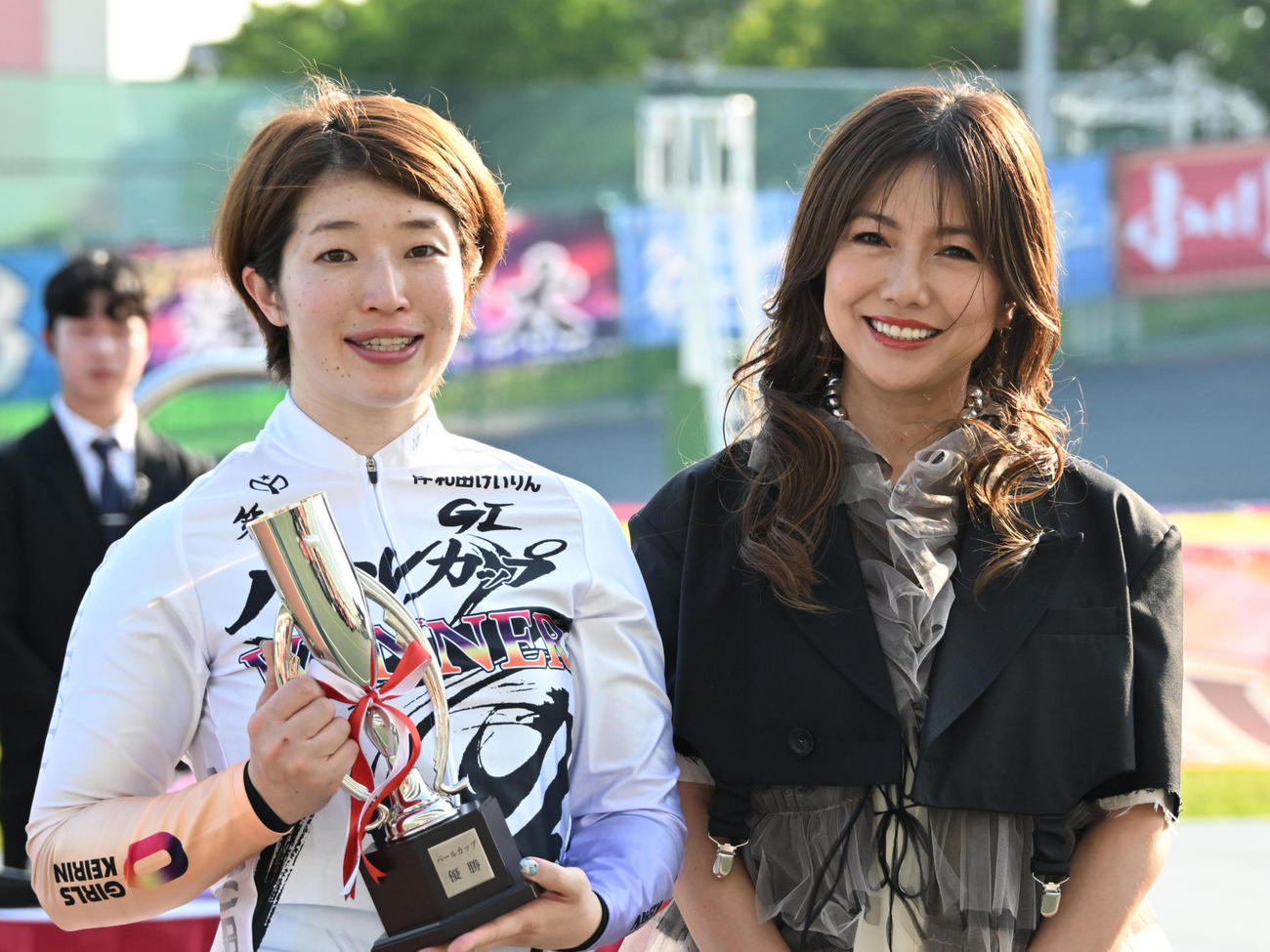 プレゼンターの島谷ひとみ（右）と記念撮影をする石井貴子（撮影・石井愛子）