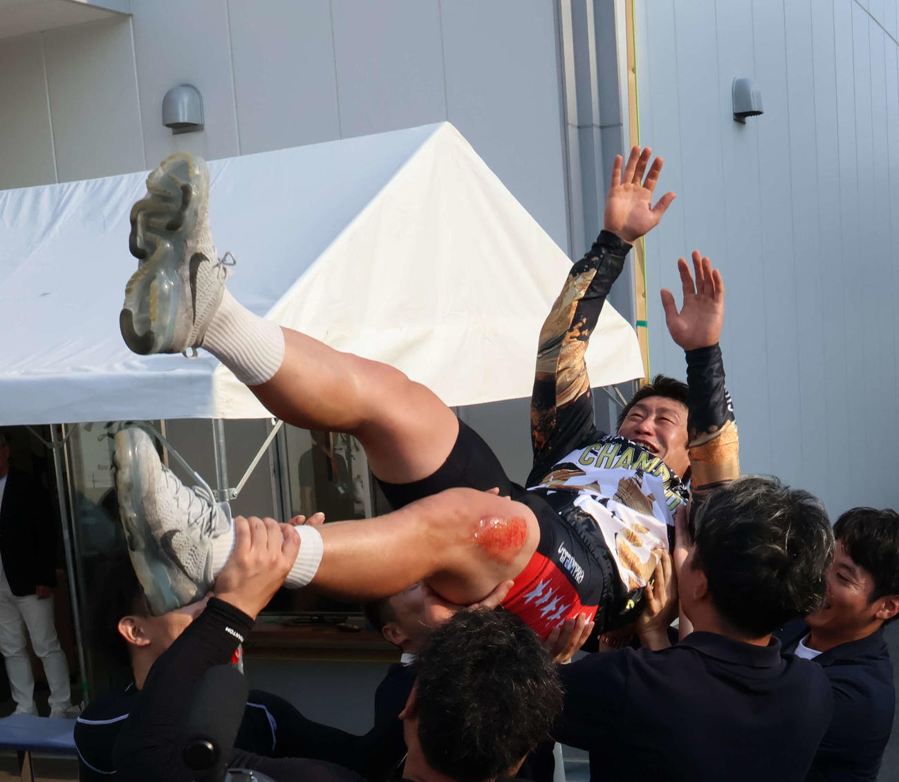 G1初戴冠の北井佑季が僚友の手で胴上げされた（撮影・山田敏明）