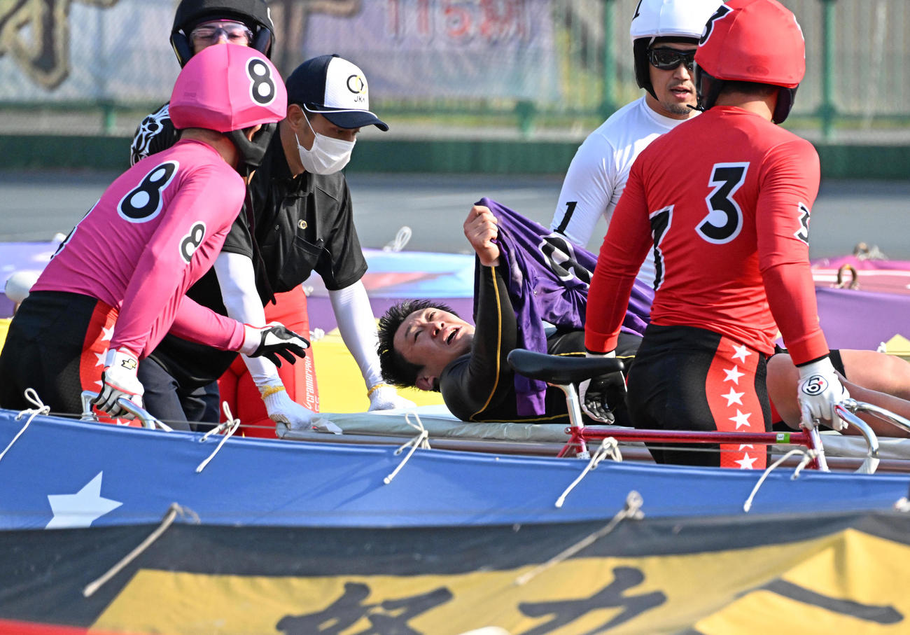 レース後に北井佑季（中央）に話しかける和田真久留（左）、郡司浩平（右）（撮影・石井愛子）