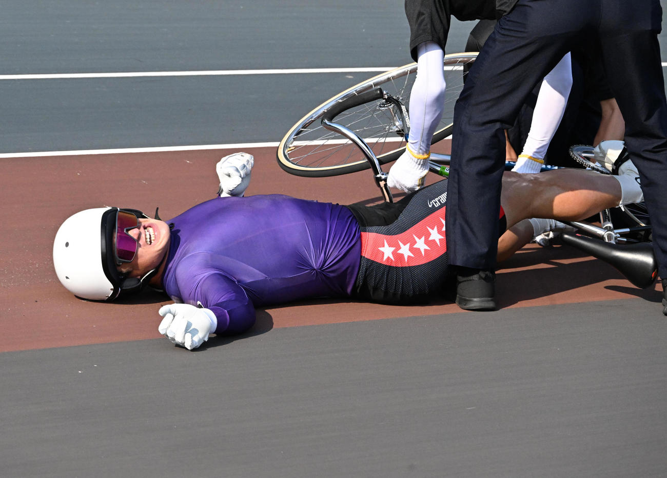 落車し倒れ込む北井佑季（撮影・石井愛子）