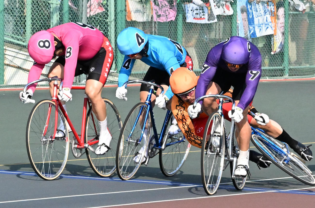 ゴール後に北井佑季（右手前）は落車した古性優作（右奥）と接触（撮影・石井愛子）