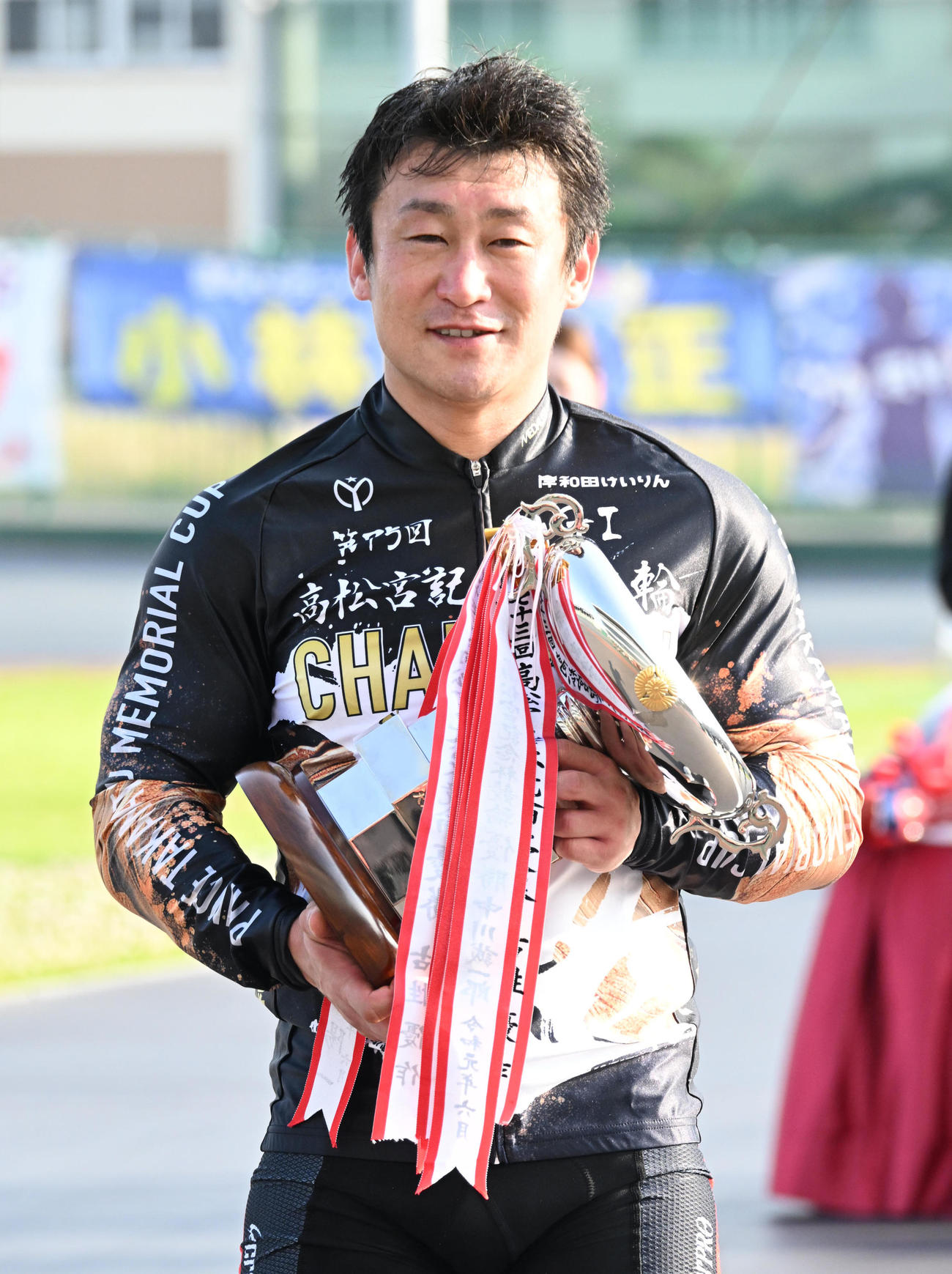 高松宮記念杯の優勝カップを手に笑顔を見せる北井佑季（撮影・石井愛子）
