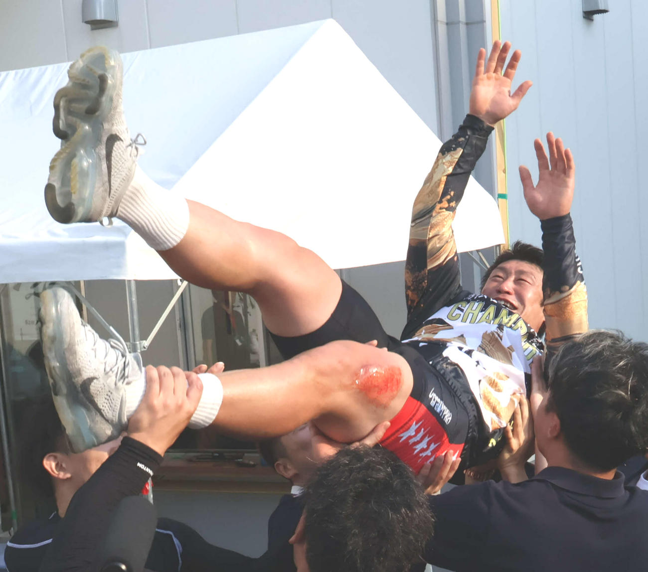 G1初優勝を果たし僚友に胴上げされる北井佑季（撮影・山田敏明）