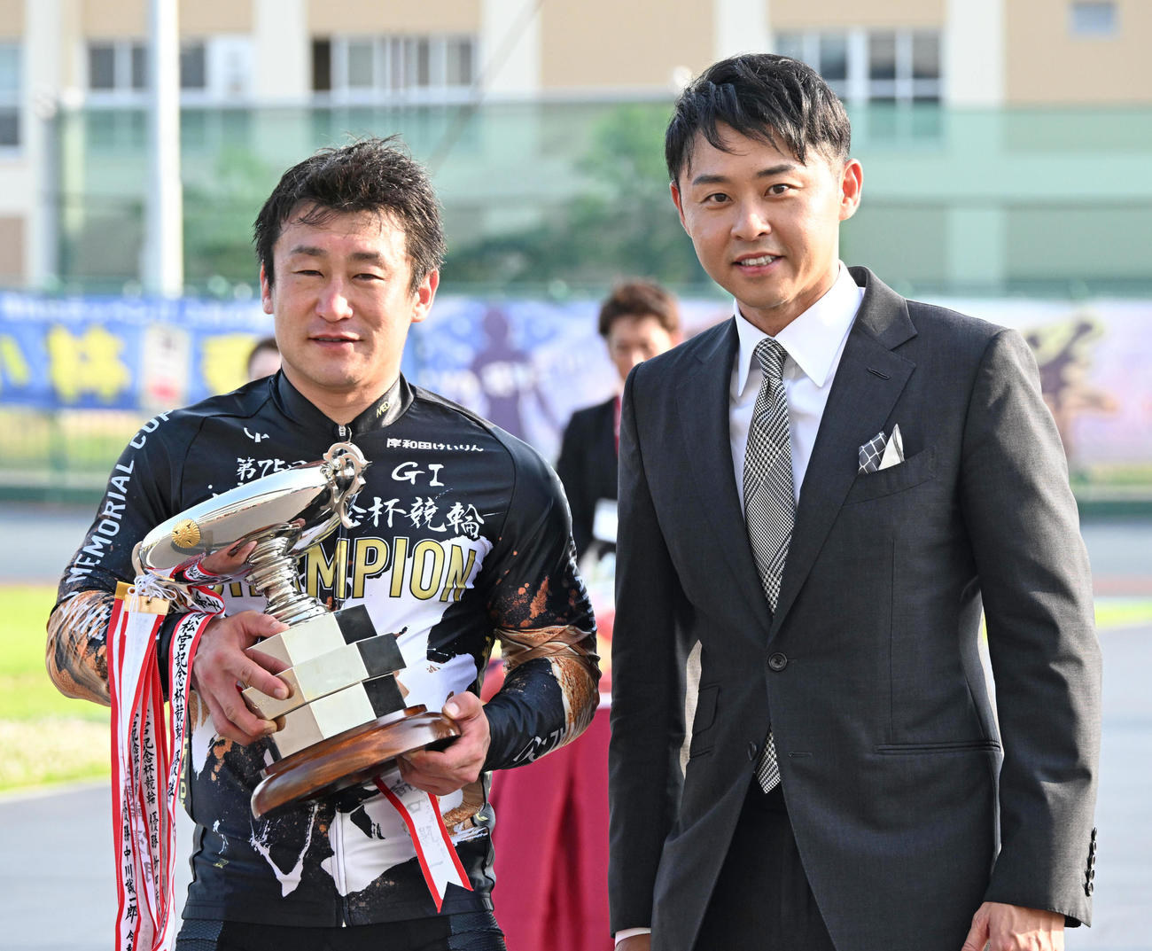 プレゼンターの北島康介さん（右）と記念撮影する北井佑季（撮影・石井愛子）