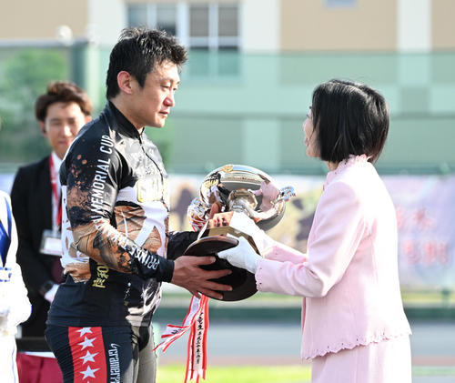 三笠宮家の彬子さま（右）から優勝カップを授与される北井佑季（撮影・石井愛子）