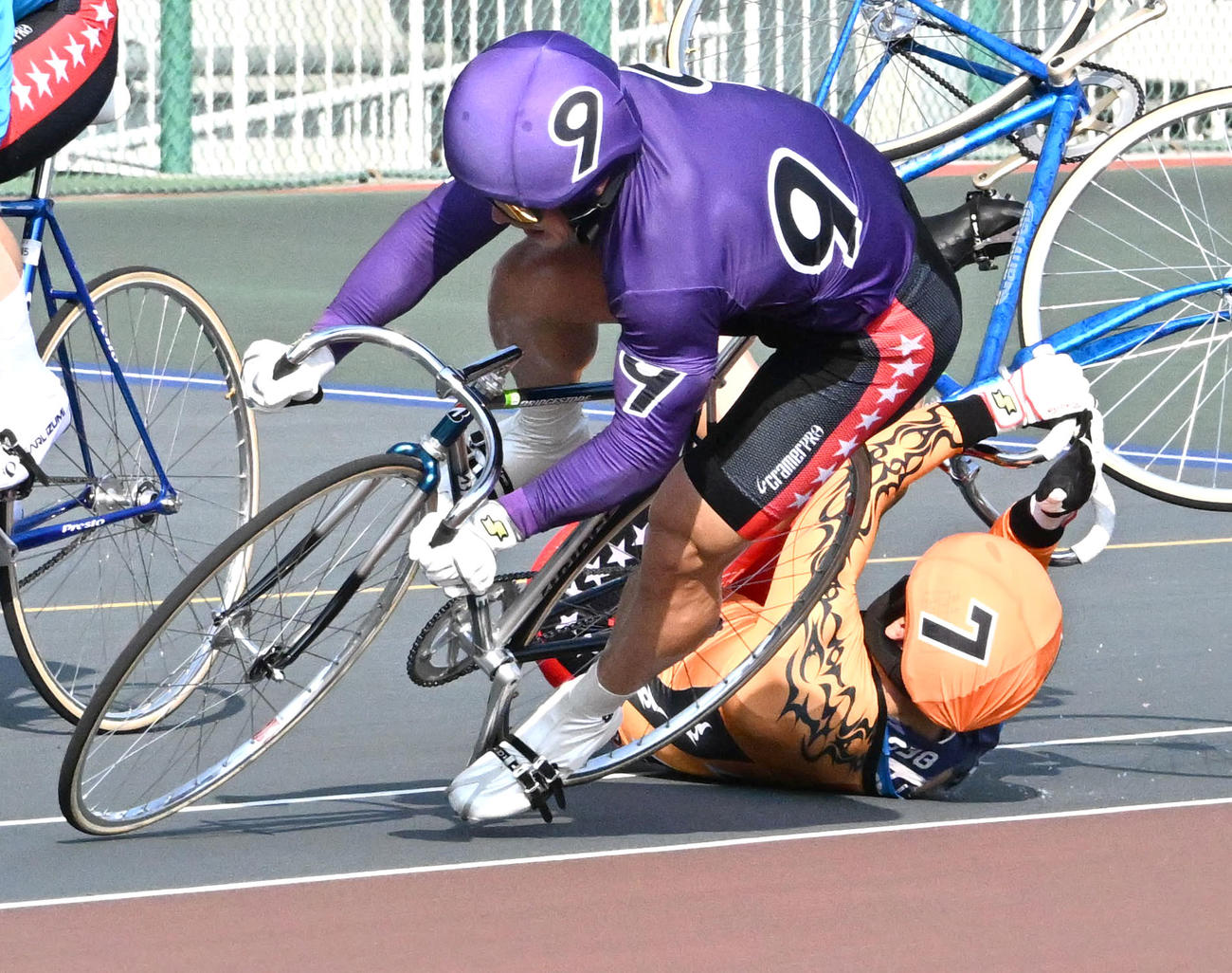 1着でゴール後に古性優作（下）と接触し落車する北井佑季（撮影・石井愛子）