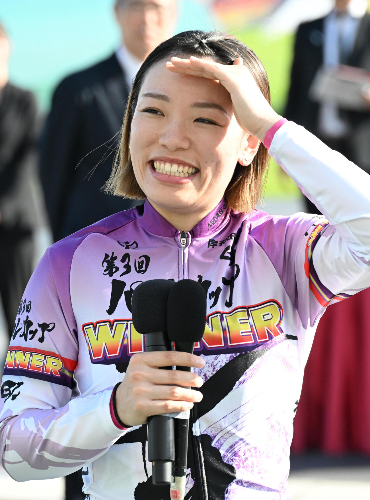 インタビューに笑顔で答える佐藤水菜（撮影・石井愛子）