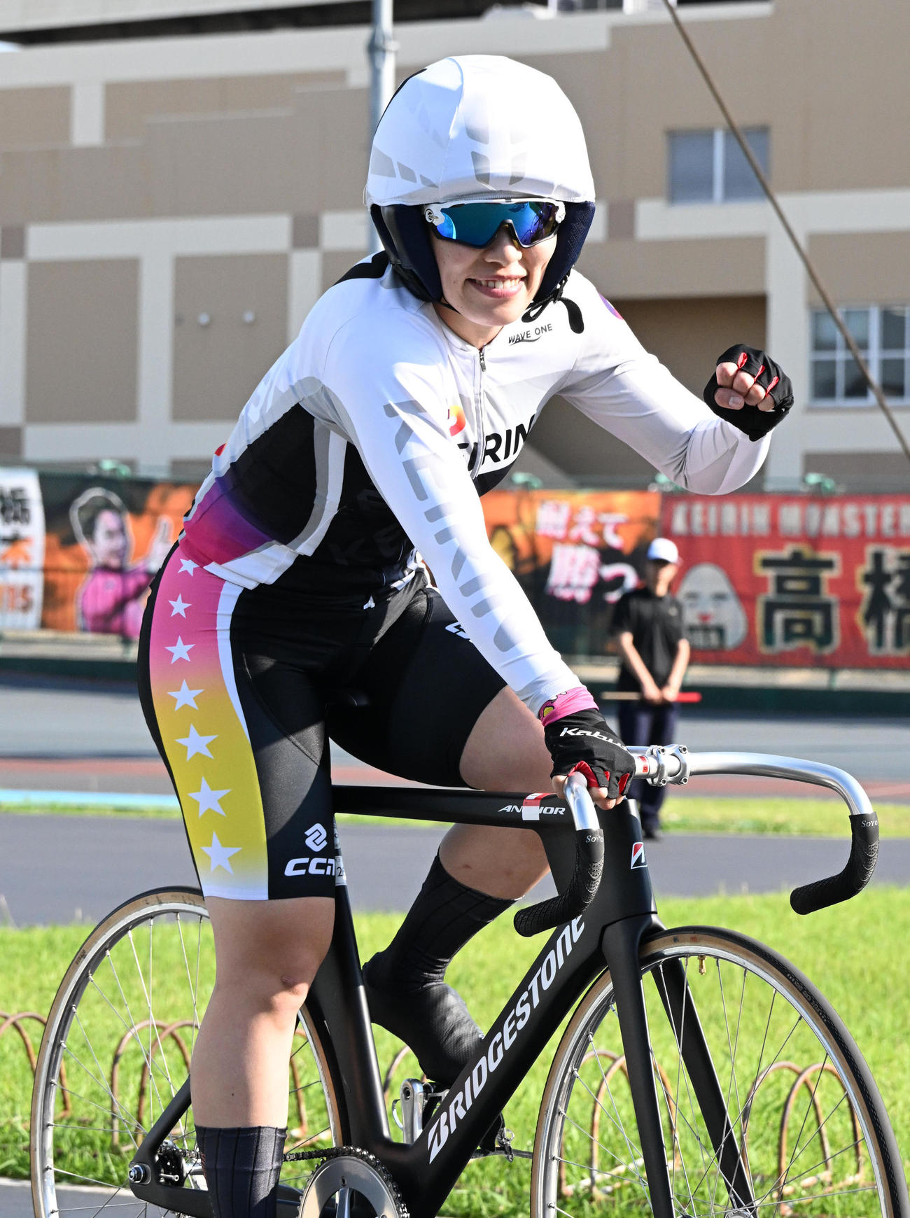 パールカップを制しガッツポーズをする佐藤水菜（撮影・石井愛子）