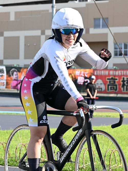 パールカップを制しガッツポーズをする佐藤水菜（撮影・石井愛子）