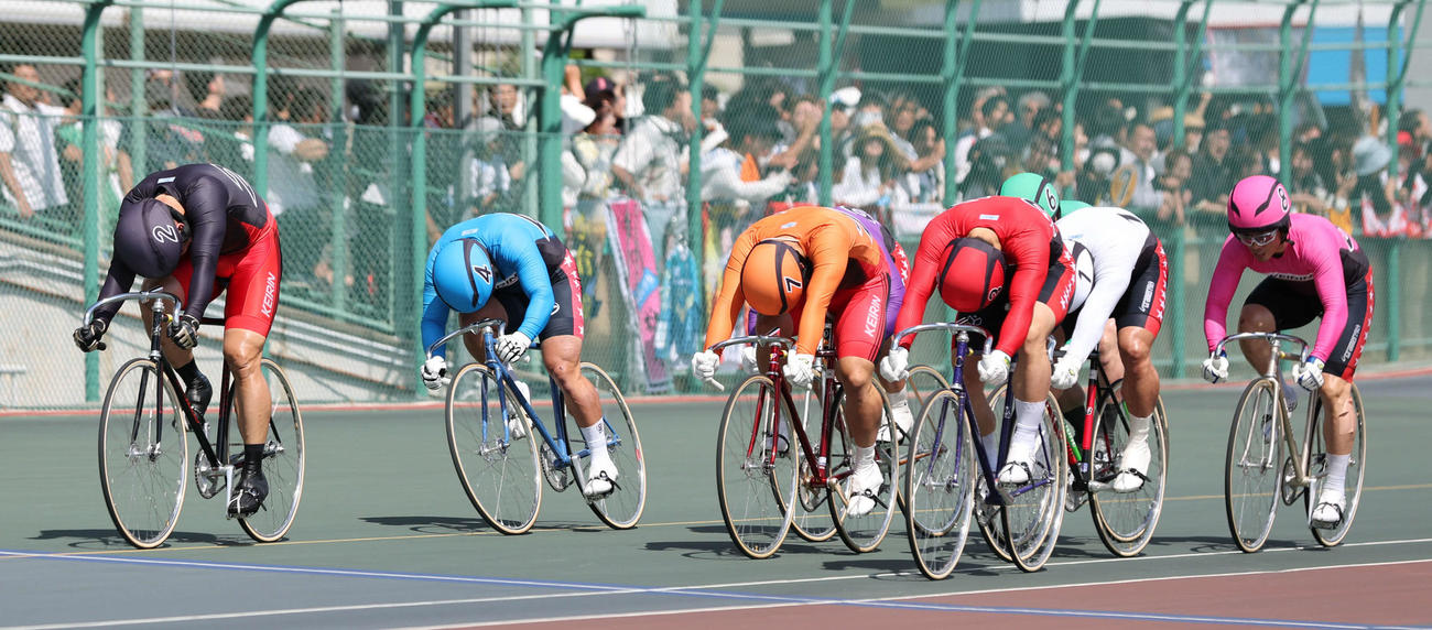 岸和田競輪第5日　西準決　1着＝脇本雄太＜2＞、2着＝太田海也＜3＞、3着＝清水裕友＜7＞（撮影・西尾就之）＝岸和田競輪場、2025年6月21日