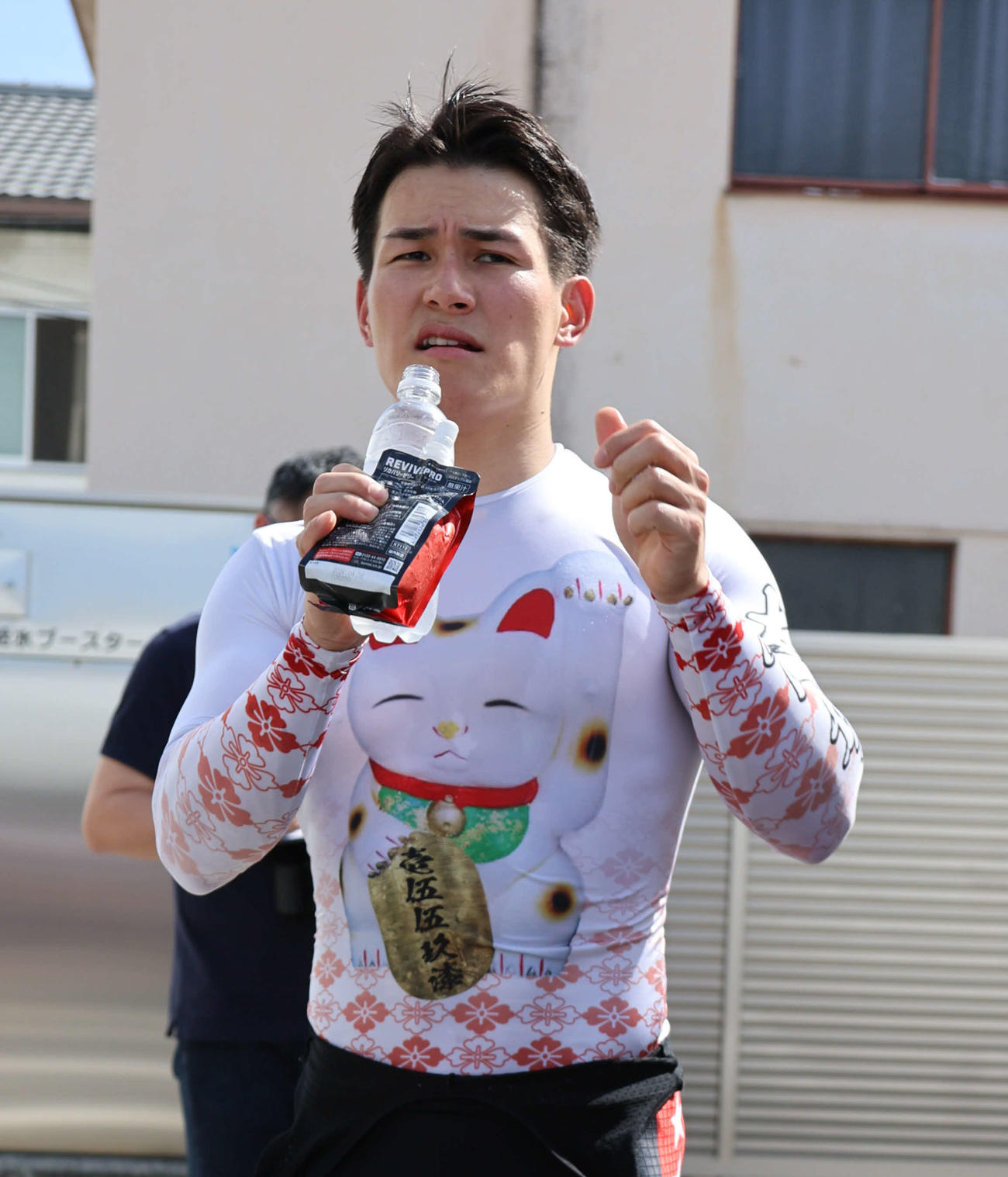 岸和田競輪第5日　9Rの西準決で2着の太田海也は会見を終え。水分を補給する（撮影・西尾就之）