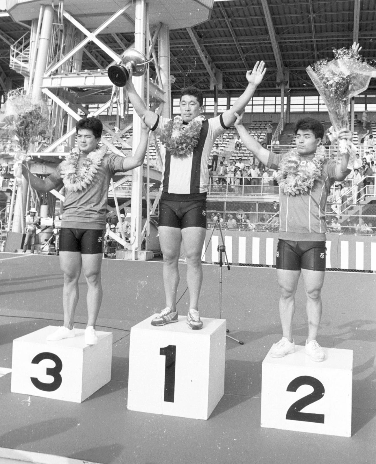 89年高松宮記念杯で準優勝した郡山久二（右）、決勝3着の鈴木誠（左）、優勝の滝沢正光