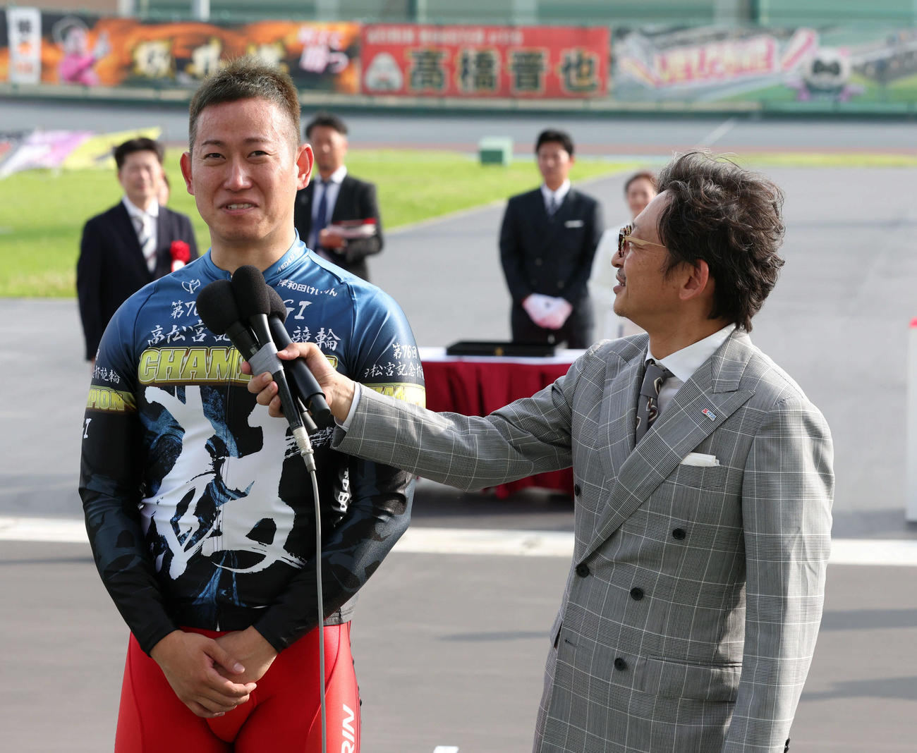 優勝した脇本雄太は山口幸二氏から優勝インタビューを受ける（撮影・西尾就之）
