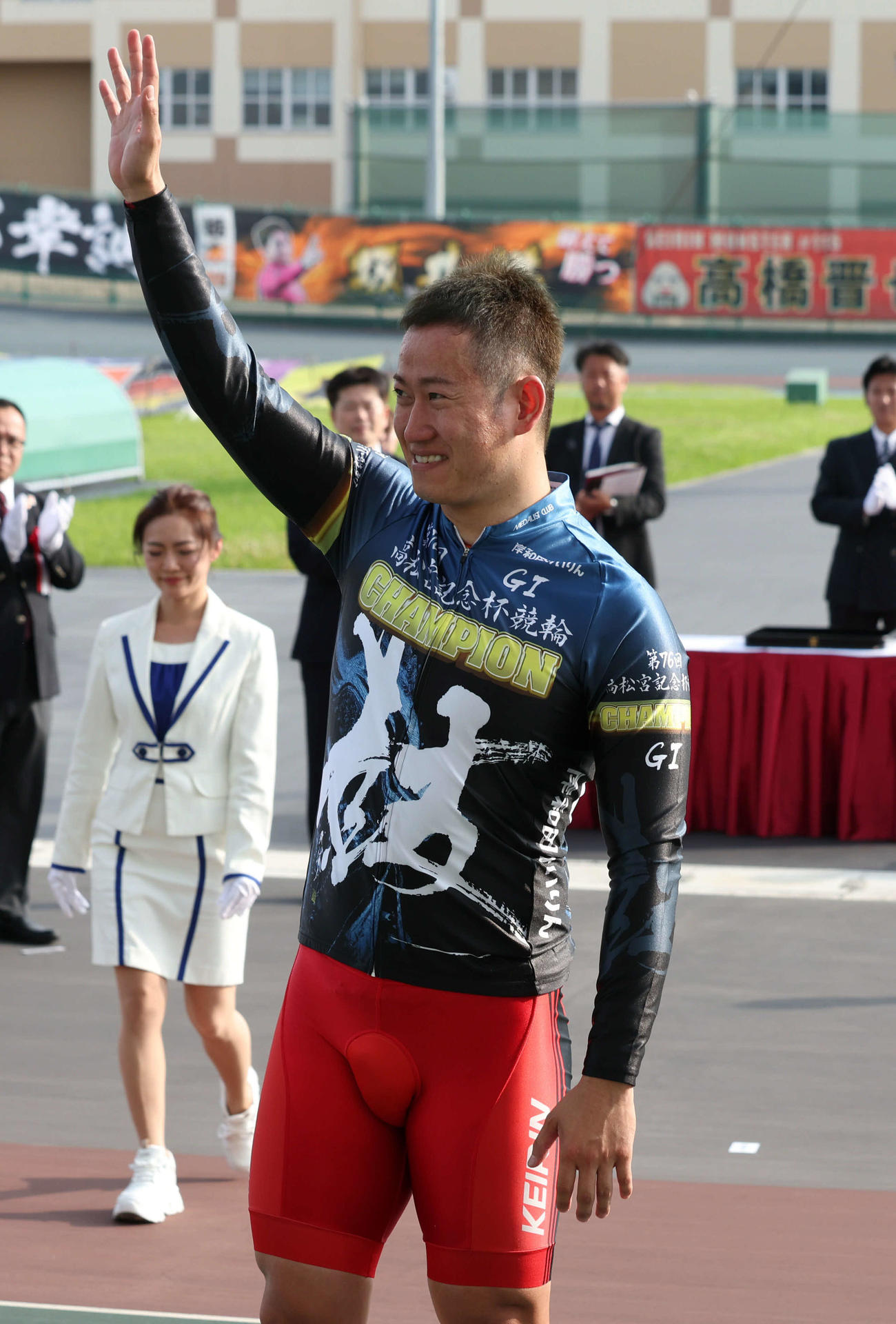 岸和田競輪　高松宮記念杯決勝　優勝した脇本雄太は声援に手を振って応える（撮影・西尾就之）＝岸和田競輪場、2025年6月22日