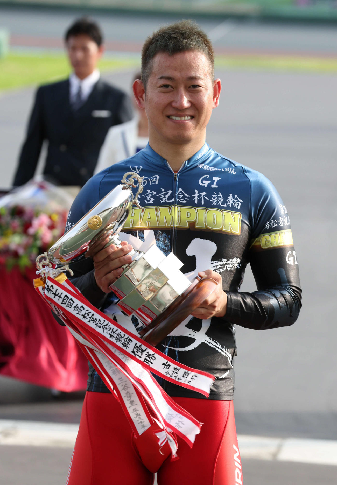 高松宮記念杯を制した脇本雄太は優勝カップを手に笑顔（撮影・西尾就之）